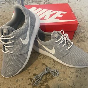 Nike Roshe Size 11 (Gray)